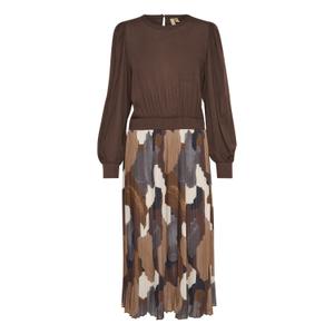 50109999-105745-women-s-dress-culture-carly-brown-art